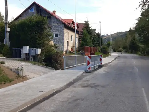 Výstavba chodníkov v obci vrátane odvodnenia