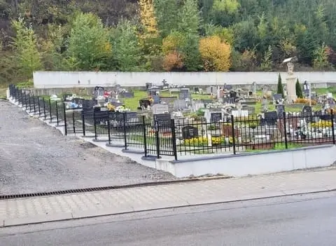 Oprava časti chodníkov a oplotenia na cintoríne